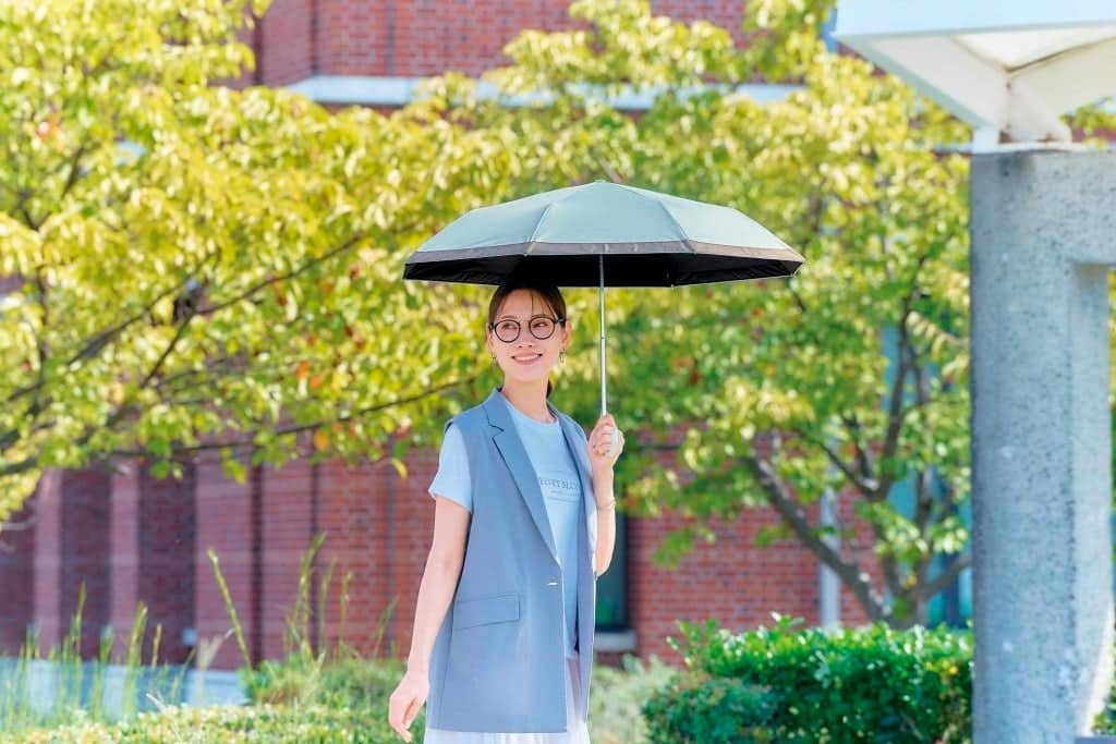 湖水藍長柄款城市穿搭生活照